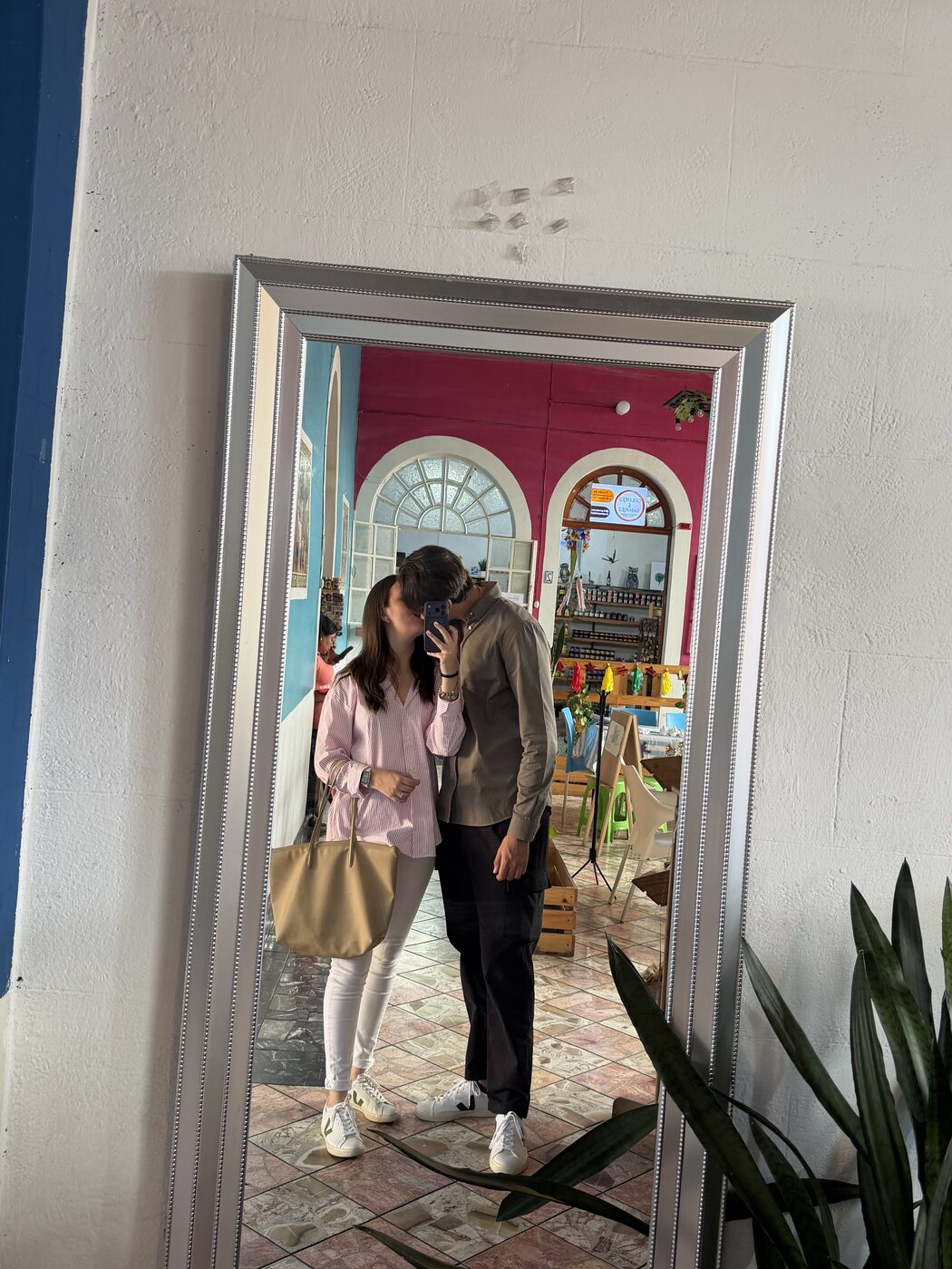Valeria y Abraham frente al espejo