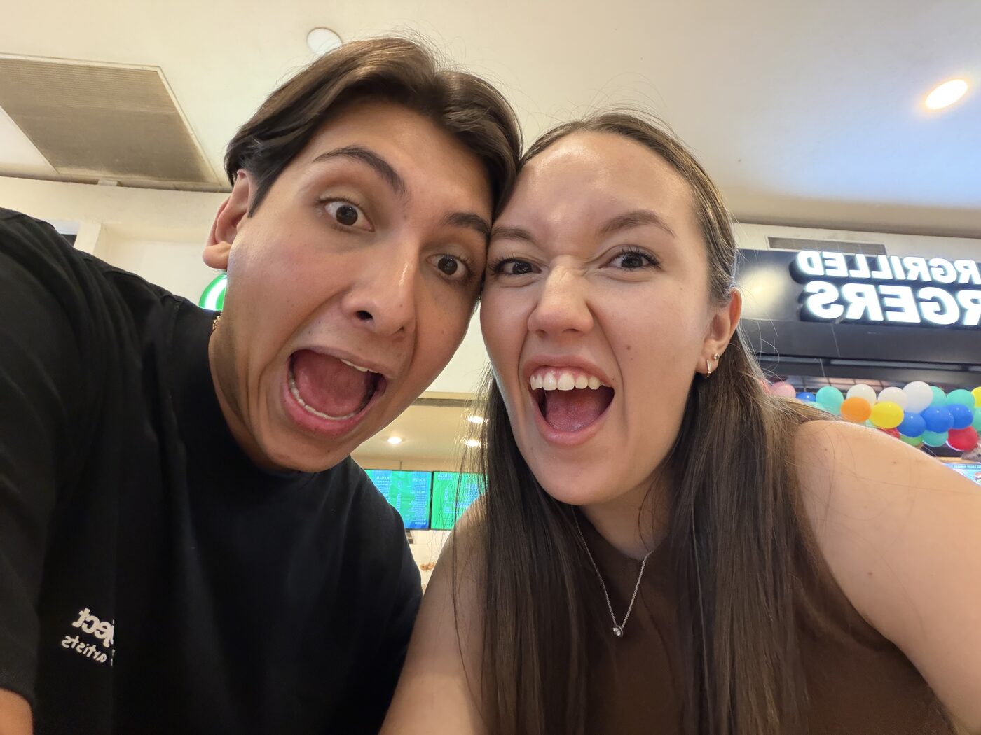 Valeria y Abraham gritando de la emoción