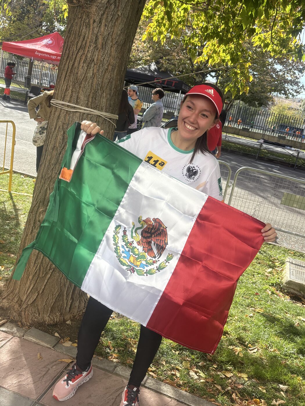 Valeria con la bandera de México