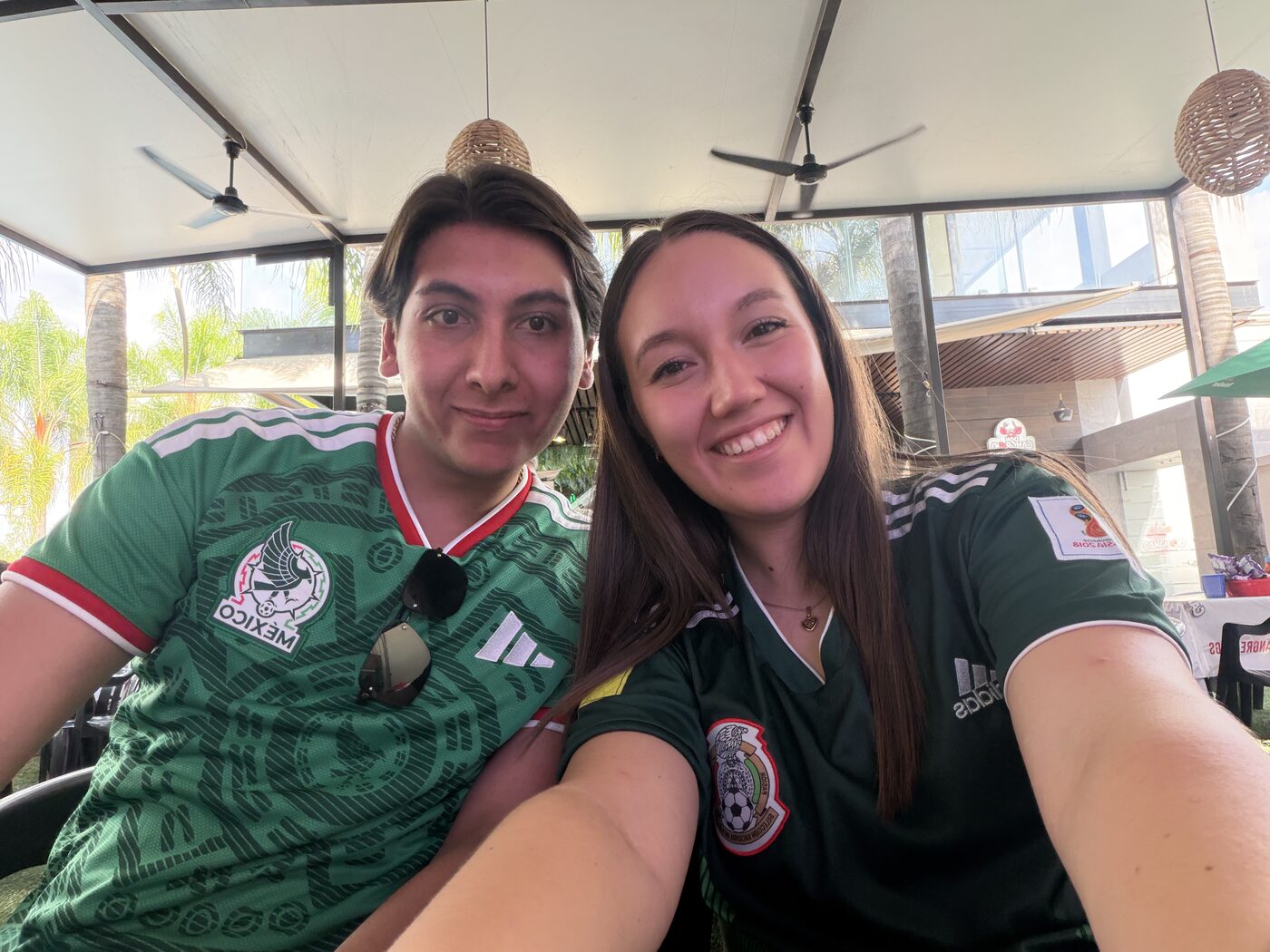 Valeria y Abraham con playeras de la selección
