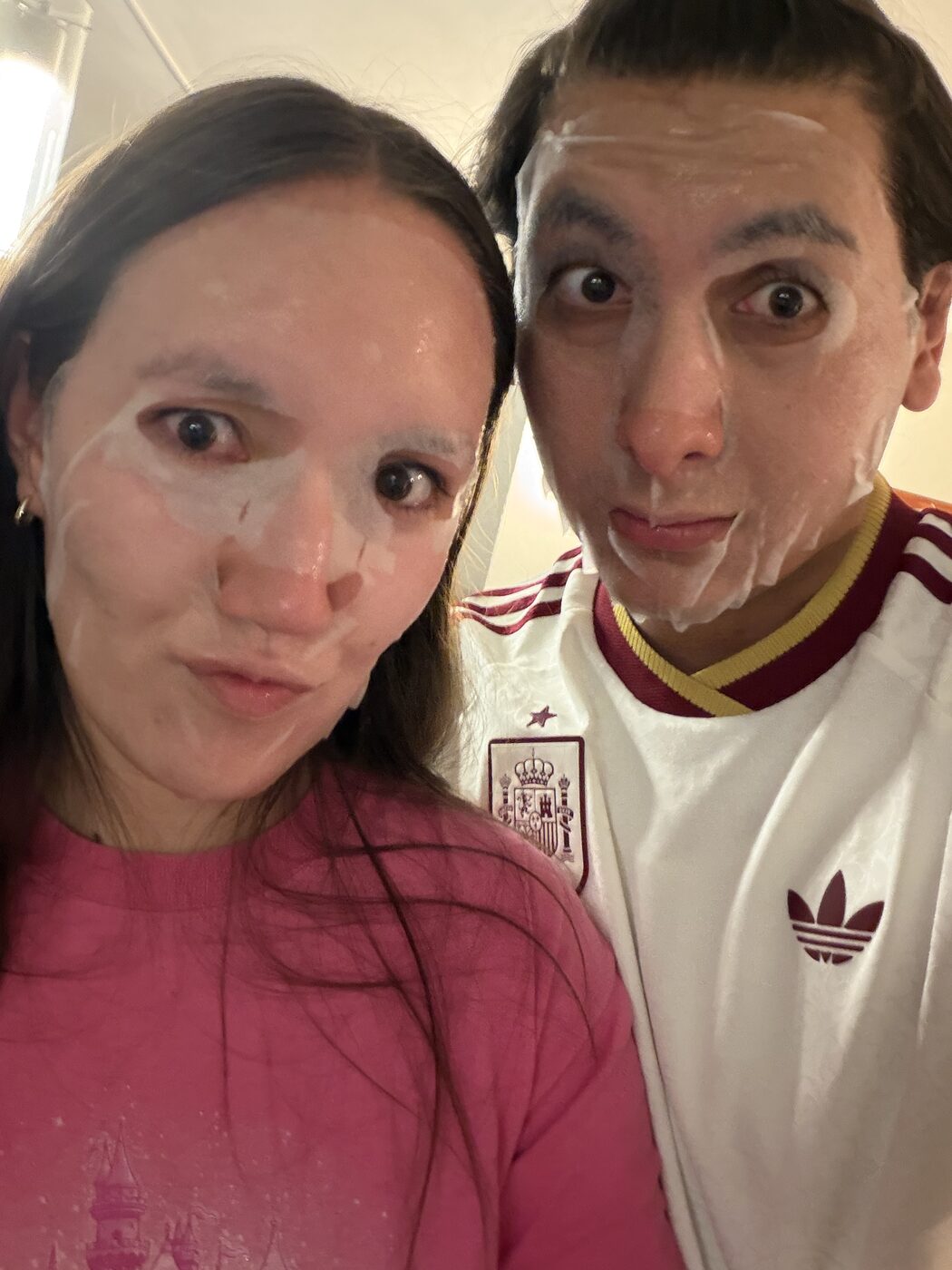 Valeria y Abraham con mascarillas faciales