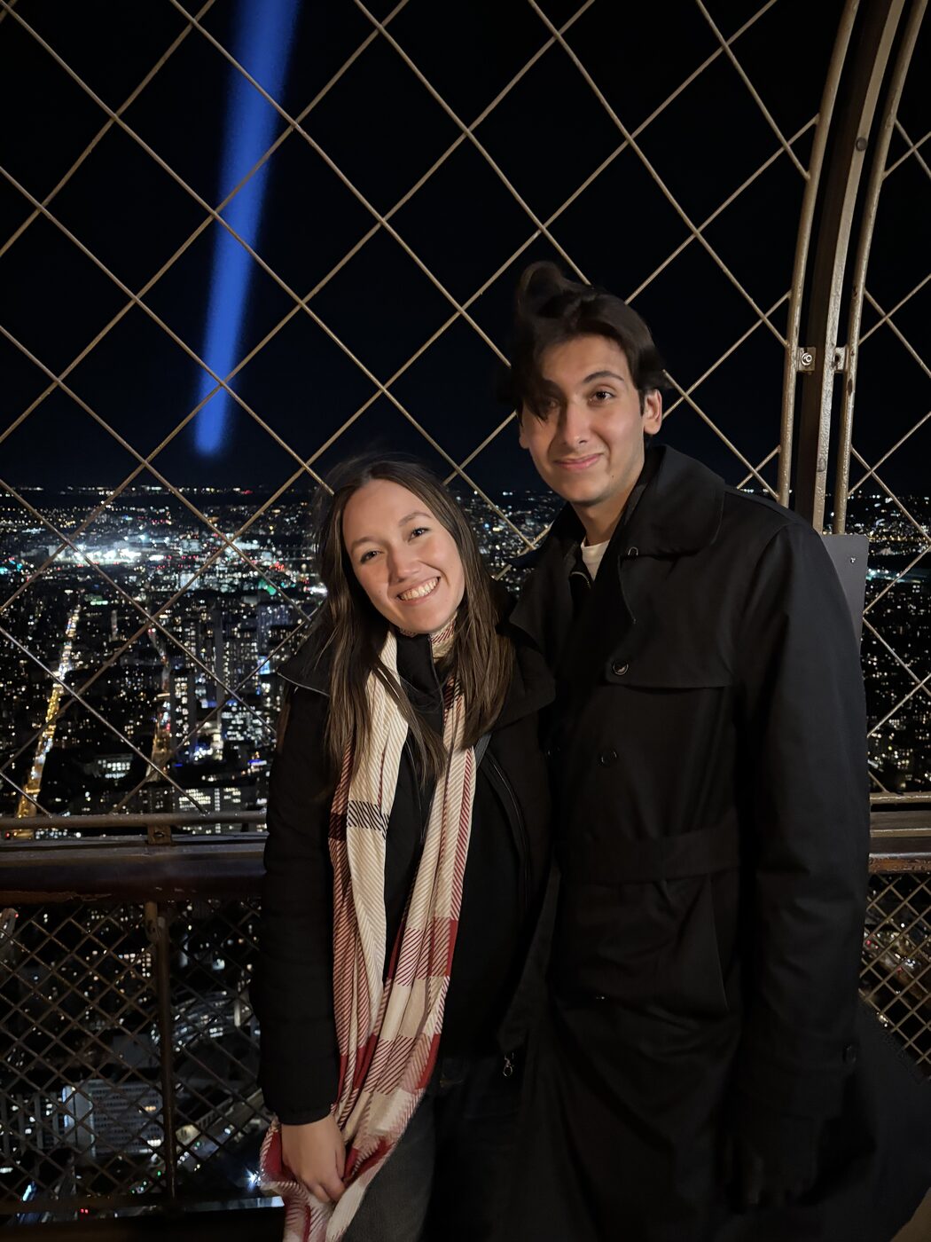 Valeria y Abraham en la Torre Eiffel de noche