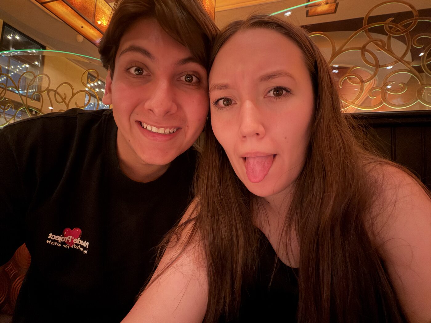 Valeria y Abraham en una cena, payaseando