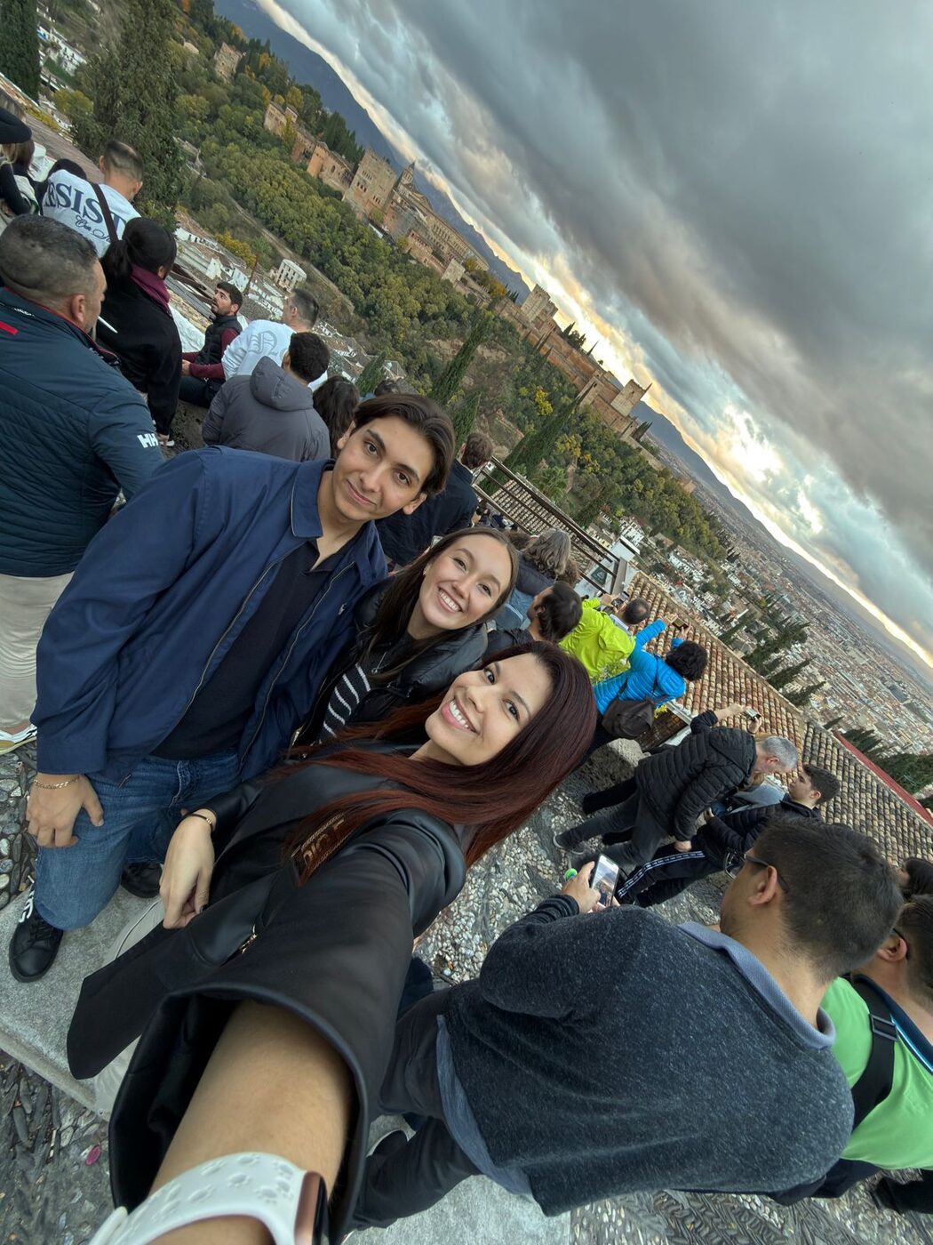 Valeria y Abraham en la Alhambra al atardecer