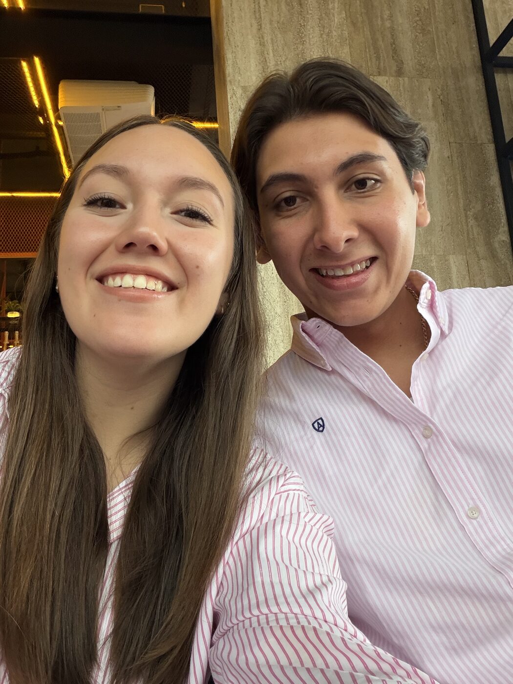 Valeria y Abraham sonriendo juntos