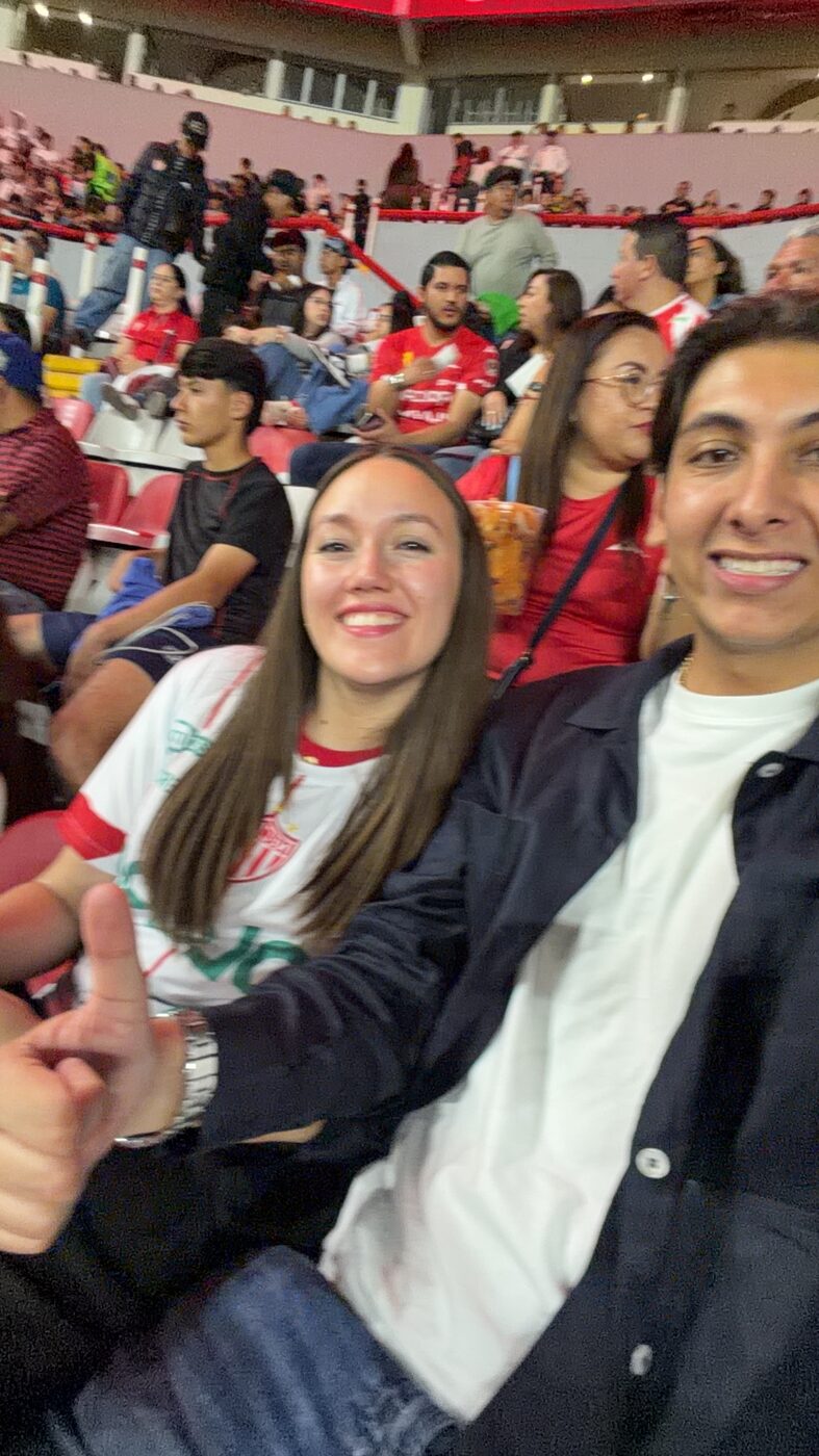 Valeria y Abraham en un partido de fútbol