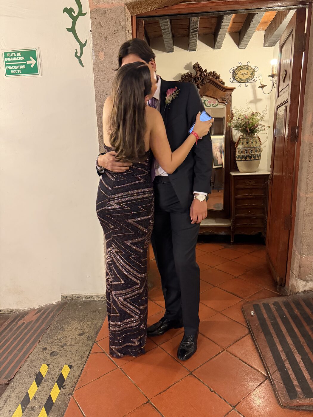 Valeria y Abraham abrazados, elegantes