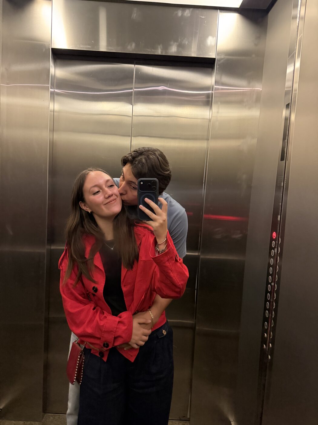 Valeria y Abraham dándose un beso en el elevador