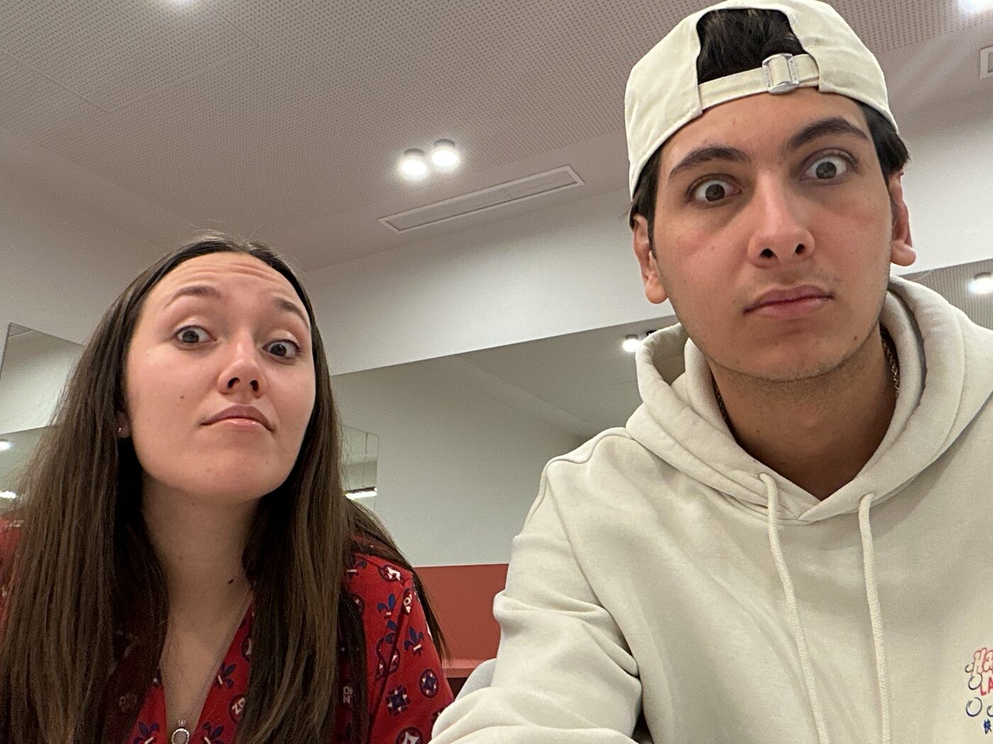 Valeria y Abraham haciendo caras chistosas