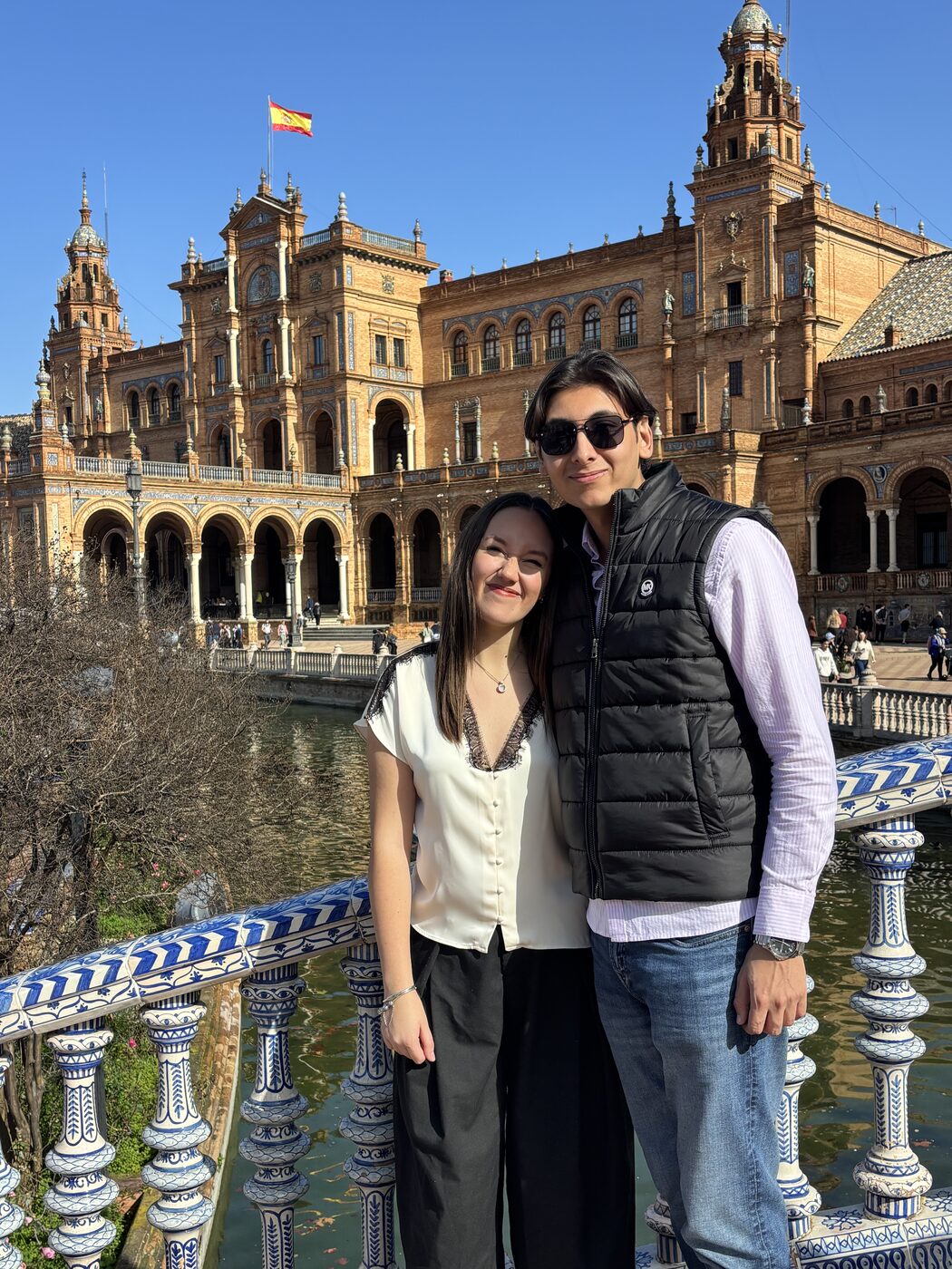 Valeria y Abraham en la Plaza de España, Sevilla